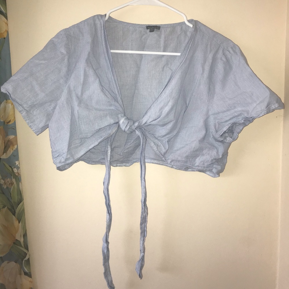 Cropped cute top with tie in the middle